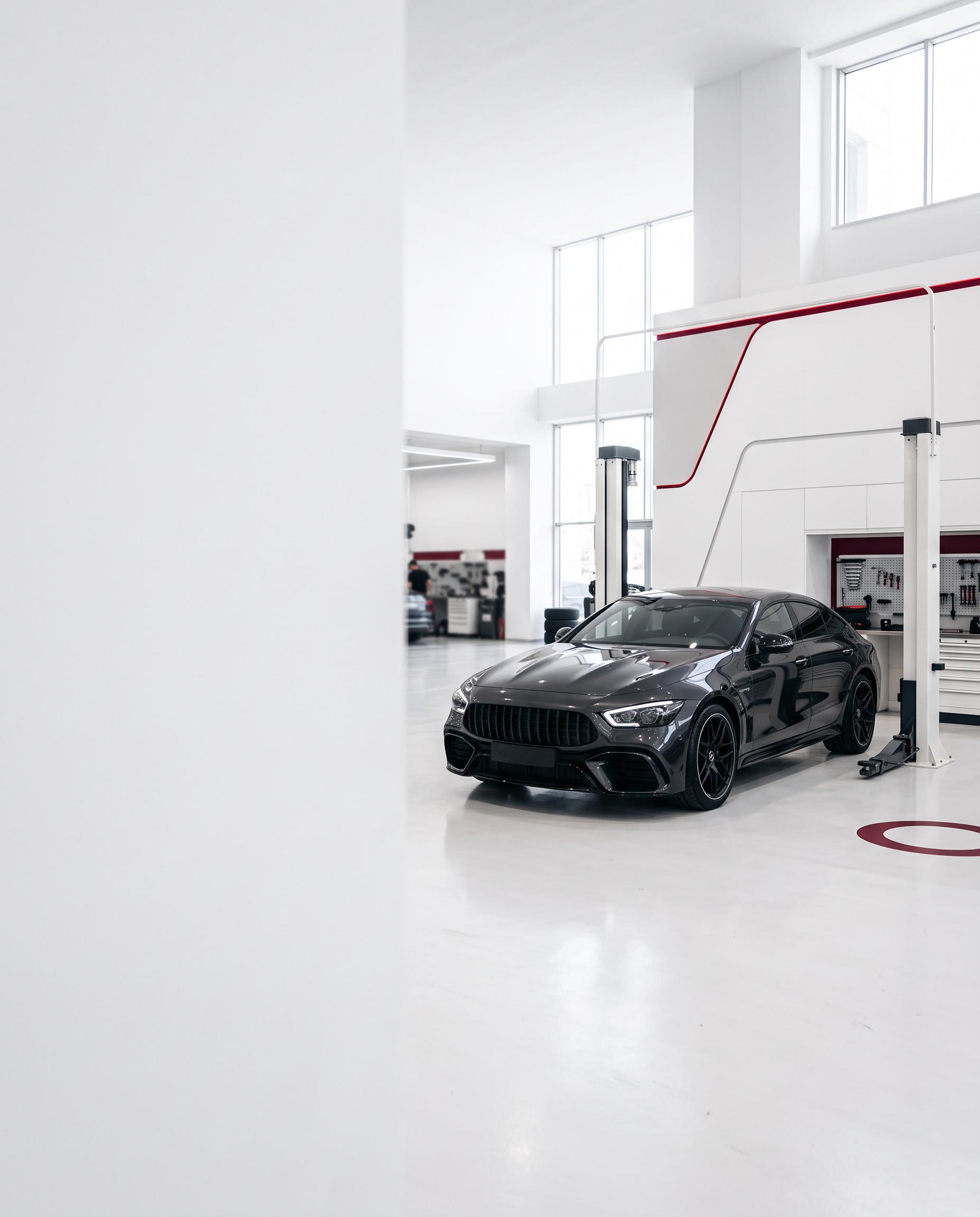 Modern otomotiv servisinde bakıma alınan araç